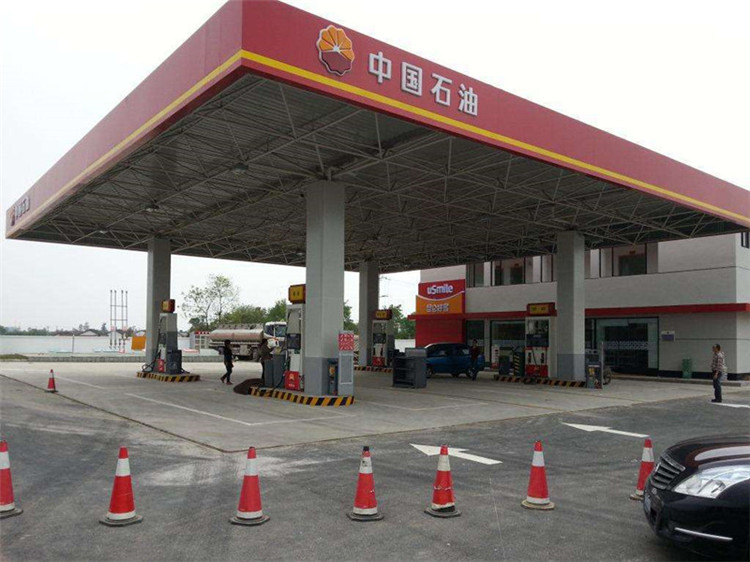 加油站是指為汽車(chē)和其它機(jī)動(dòng)車(chē)輛服務(wù)的、零售汽油和機(jī)油的補(bǔ)充站，一般為添加燃料油、潤(rùn)滑油等。